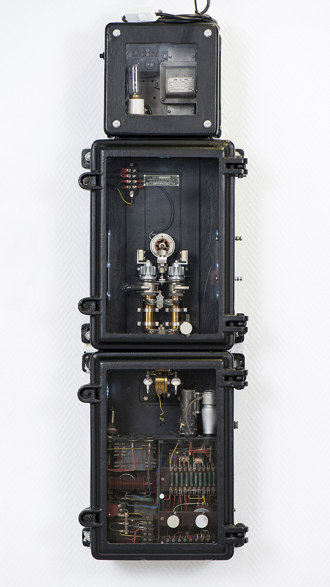 Original URAS-Gerät, Innenansicht: oben Strahler und Motor, Mitte Küvetten und Empfänger, unten Elektronik