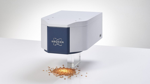 Spektrometer BEAM beleuchtet von oben eine Getreideprobe