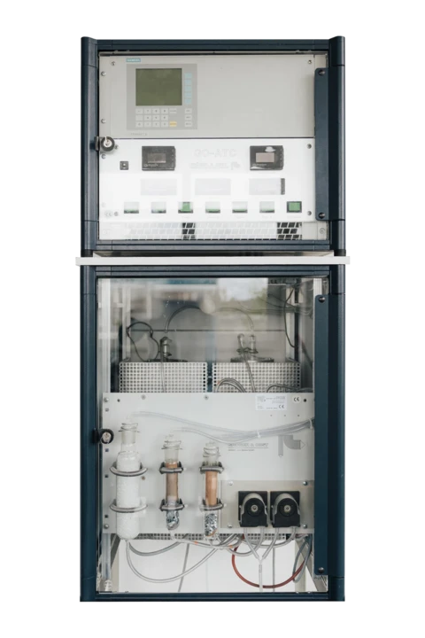 Zweiteiliger Analysenschrank des GO-ATC mit Bedienfeld oben, Glasgefäßen und Pumpen unten