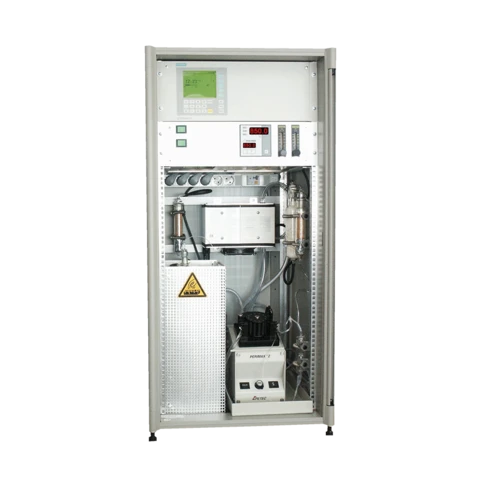 Offener Analysenschrank des GO-TOC 100 P mit Anzeige, Oxidationsofen und Dosierpumpe